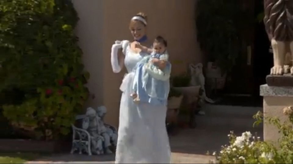 Rosie sale junto a su hija, las dos vestidas de Cinderella