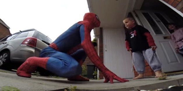 Papá se transforma en Spider-Man para sorprender a su hijo enfermo en su  cumpleaños | HuffPost Voices