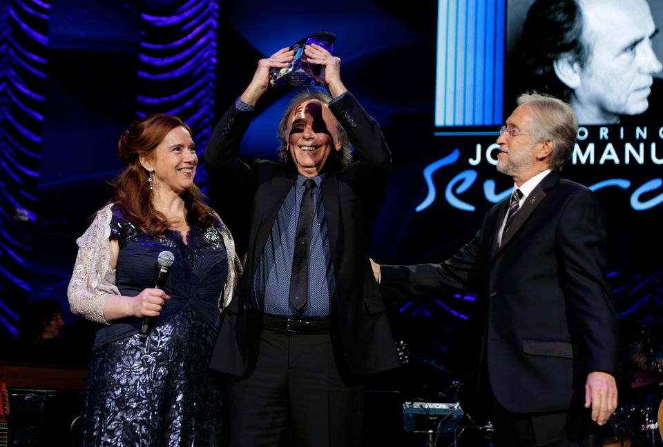 Joan Manuel Serrat recibe su galardón de "Persona del Año" de los Latin Grammy