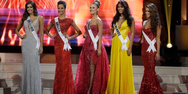The five final contestants, from left, Miss Colombia Paulina Vega, Miss Jamaica Kaci Fennell, Miss Ukraine Diana Harkusha, Miss Netherlands Yasmin Verheijen and Miss USA Nia Sanchez pose during the Miss Universe pageant in Miami, Sunday, Jan. 25, 2015. (AP Photo/Wilfredo Lee)