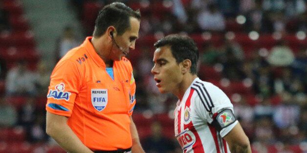 ZAPOPAN, MEXICO - JANUARY 31: Omar Bravo of Guadalajara talks to the referee Luis Enrique Santander during the match between Guadalajara against Pachuca Bancomer League Clausura 2015 tournament, held at the Omnilife stadium on January 31, 2015 in Zapopan, Jalisco, Mexico. (Photo by Sandra Bautista/Straffon Images/LatinContent/Getty Images)