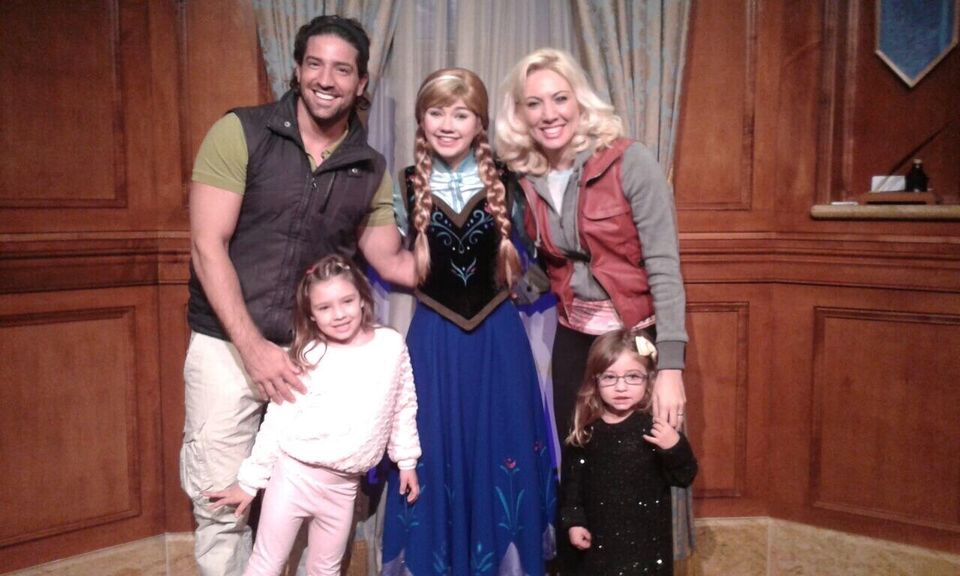 La familia Chocarro posa con Elsa de "Frozen"