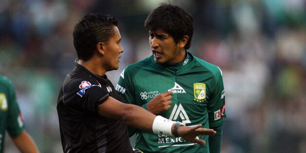 LEON, MEXICO - MAY 8: Referee Fernando Guerrero (L) talks to Orlando Pineda of Leon (R) during the Mexican soccer championship Division Ascenso final match at the Nou Camp Stadium on May 8, 2009 in Irapuato, Mexico. (Photo by Mario Castillo/Jam Media/LatinContent/Getty Images)