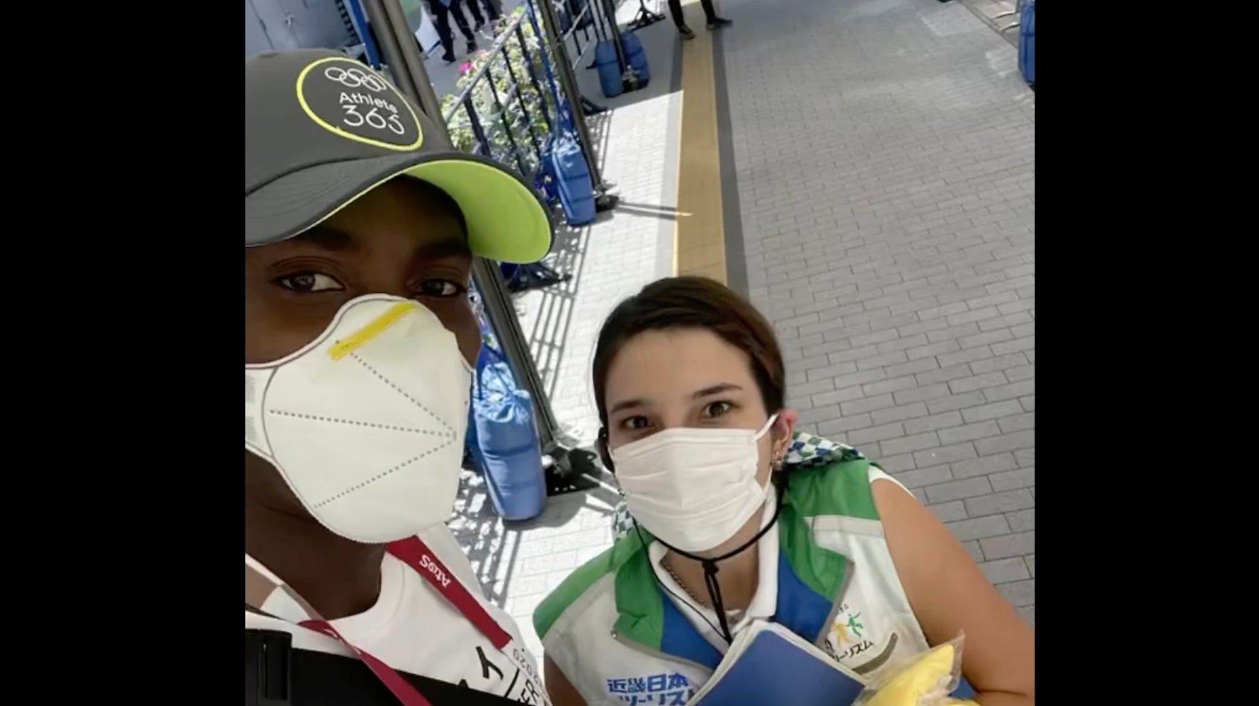 金メダルを手に あなたのおかげ と感謝 バスを間違えた選手を大会関係スタッフが救う 東京オリンピック ハフポスト