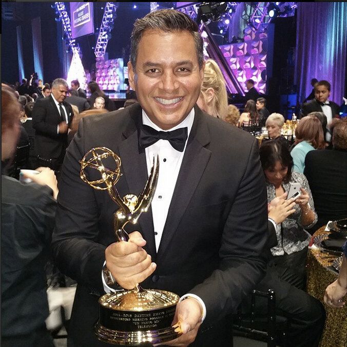 Daniel Sarcos feliz con el Emmy
