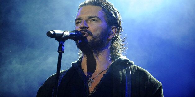 Singer Ricardo Arjona of Guatemala performs at a concert in Tegucigalpa during his 'Quinto Piso' tour on May 30, 2010. Arjona is currently on a tour that will take him to Mexico, Honduras, Nicaragua and Bolivia AFP PHOTO/Orlando SIERRA (Photo credit should read ORLANDO SIERRA/AFP/Getty Images)