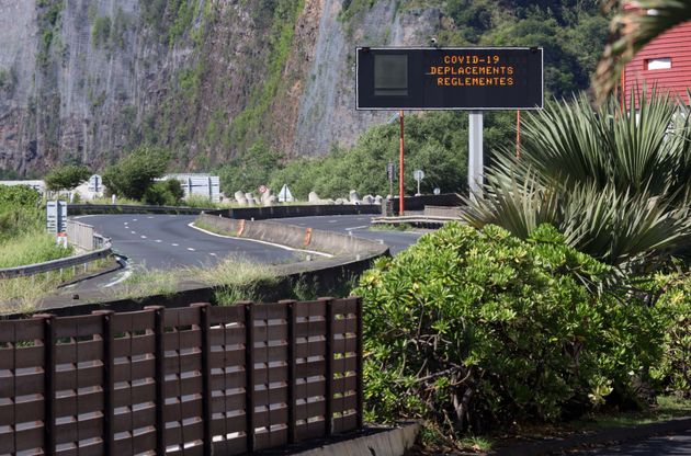 Un panneau routier à Saint-Denis-de-la-Réunion, sur l'île de La Réunion, le 31 mars 2020.