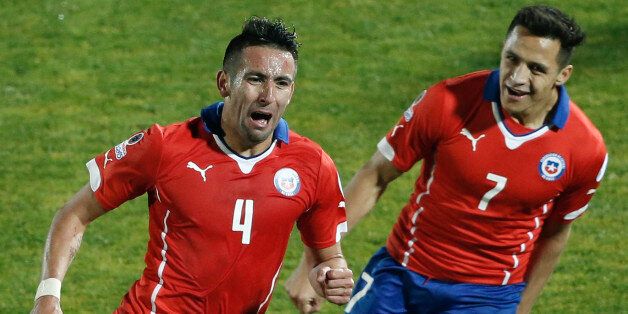 Chile's Mauricio Isla, left, celebrates after scoring against Uruguay with teammate Chile's Alexis Sanchez, right, during a Copa America quarterfinal soccer match at the National Stadium in Santiago, Chile, Wednesday, June 24, 2015. (AP Photo/Silvia Izquierdo)