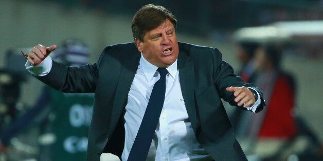 SANTIAGO, CHILE - JUNE 15: Miguel Herrera, coach of Mexico, gives instructions to his players during the 2015 Copa America Chile Group A match between Chile and Mexico at Nacional Stadium on June 15, 2015 in Santiago, Chile. (Photo by Miguel Tovar/LatinContent/Getty Images) 