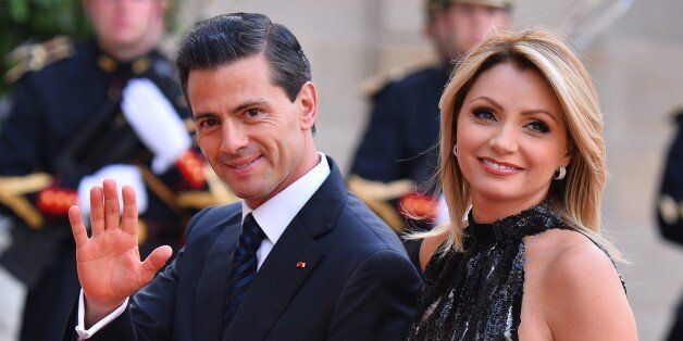 PARIS, FRANCE - JULY 16: Mexican President Enrique Pena Nieto (L) and his wife Angelica Rivera arrive for a state dinner at the Elysee Palace in Paris, France on July 16, 2015. (Photo by Mustafa Yalcin/Anadolu Agency/Getty Images)