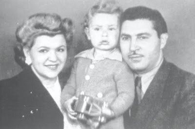 Don Francisco junto a sus padres