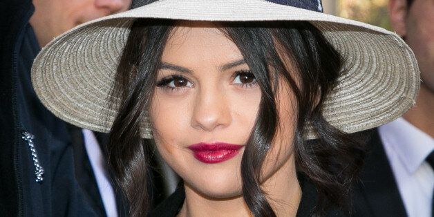 PARIS, FRANCE - SEPTEMBER 28: Actress and singer Selena Gomez leaves the 'Royal Monceau' hotel on September 28, 2015 in Paris, France. (Photo by Marc Piasecki/GC Images)
