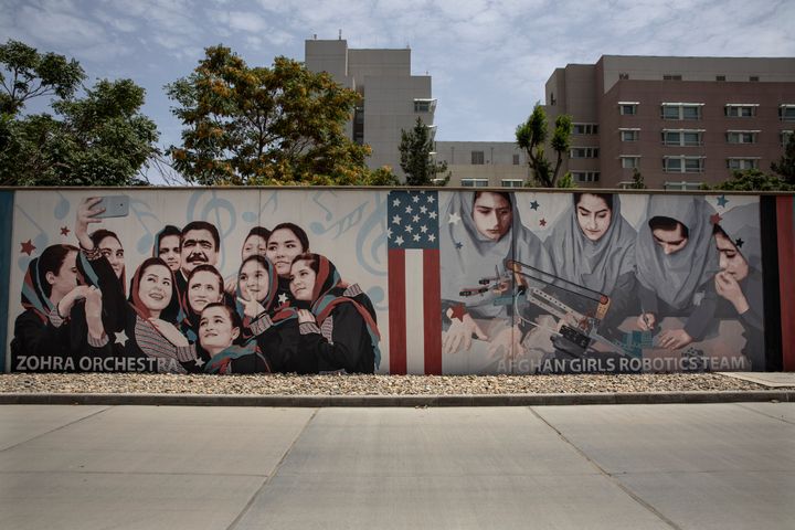 Τοιχογραφίες στην έρημη πρεσβεία των ΗΠΑ στην Καμπούλ.