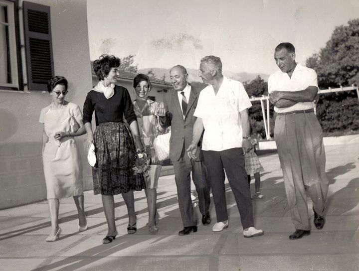 Ο Νίκος και ο Γιώργος Βεργωτής που ξεναγούν την Μαρία Κάλλας το 1962 στα νεόκτιστα σπίτια στα Κουρκουμελάτα.