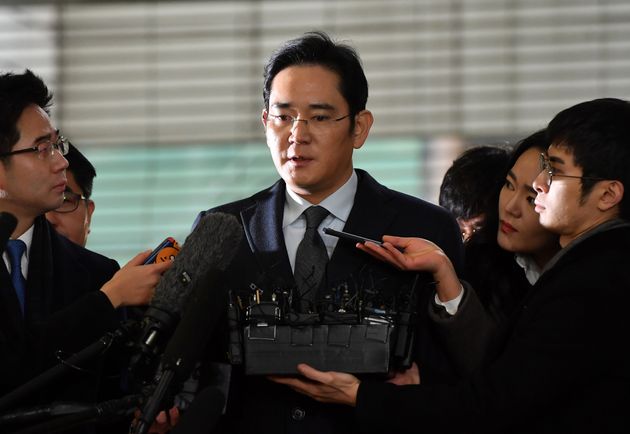 Lee Jae-yong, patron de Samsung, va sortir de prison pour rassurer le secteur économique (Photo prise en février 2017 lorsque que l'affaire de corruption a éclaté en Corée du sud par REUTERS/Jung Yeon-Je/Pool
