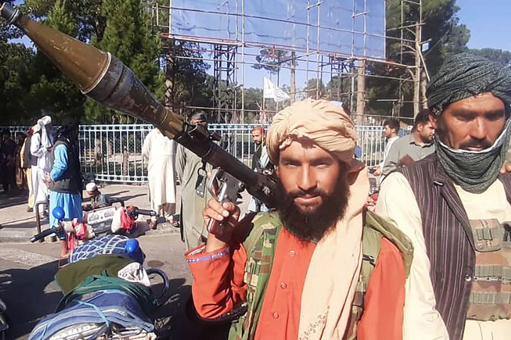 A Taliban fighter holds a rocket-propelled grenade (RPG) along the roadside in Herat, Afghanistan's third biggest city, after government forces pulled out the day before following weeks of being under siege. (Photo by - / AFP) (Photo by -/AFP via Getty Images)