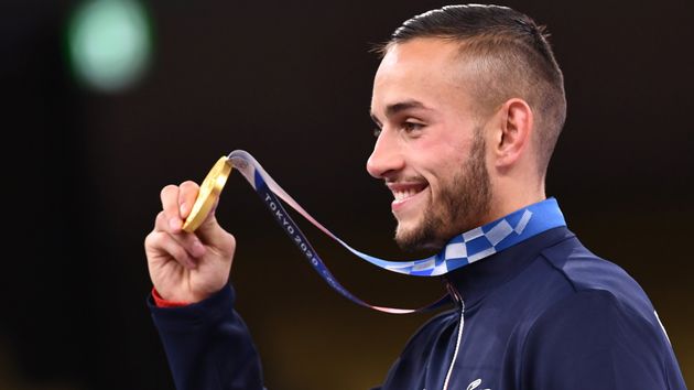 Des députés réclament le maintien du karaté aux JO 2024 à Paris (Photo de Steven Da Costa brandissant sa médaille d'or à Tokyo le 10 août. REUTERS/Annegret Hilse)