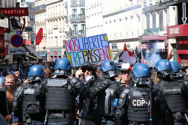 La police arrête plusieurs manifestants alors que la tension monte pendant les manifestations qui se sont poursuivies pour la quatrième semaine consécutive, suite à la décision du Conseil constitutionnel de statuer en faveur du pass sanitaire et de la vaccination obligatoire des soignants, à Paris, le 7 août 2021. (Photo by Alaattin Dogru/Anadolu Agency via Getty Images)