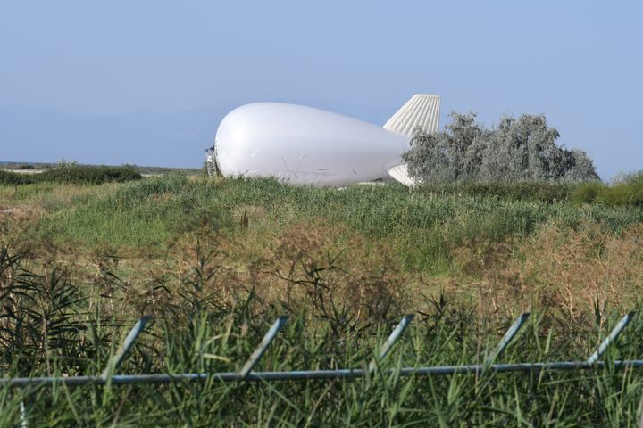 Το τεράστιο μπαλόνι (Ζέπελιν) που δοκιμάζει ήδη ο Ευρωπαϊκός Οργανισμός Συνόρων (FRONTEX), εξοπλισμένο με κάμερες υψηλής τεχνολογίας, δίπλα στο αεροδρόμιο της Αλεξανδρούπολης. 10 Αυγούστου 2021. REUTERS/Alexandros Avramidis
