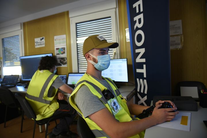 Στελέχη της FRONTEX ελέχουν εξ αποστάσεως το Ζέπελιν με κάμερες υψηλής τεχνολογίας. Αλεξανδρούπολη, 10 Αυγούστου 2021. REUTERS/Alexandros Avramidis