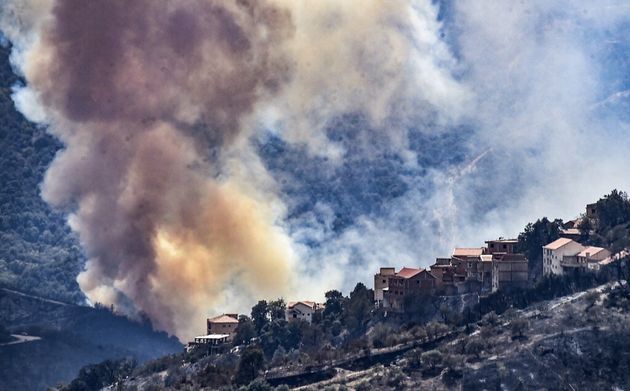 Un panache de fumée s'échappe pendant un incendie dans la région de la Kabylie, en Algérie, le 11 août
