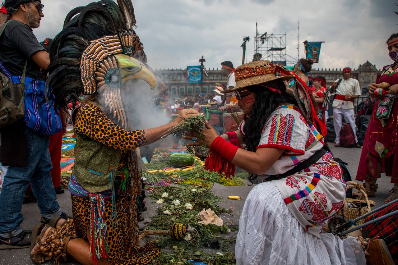Τελετουργικό κάθαρσης σε άτομο ντυμένο ως πολεμιστής των Αζτέκων κατά τη διάρκεια της εκδήώσης μνήμης για τα 500 χρόνια από την πτώση του Tenochtitlan. Photo: Jair Cabrera Torres/dpa (Photo by Jair Cabrera Torres/picture alliance via Getty Images)