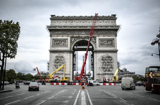 L'Arc de Triomphe commence à être empaqueté pour l'oeuvre de l'artiste Christo, à Paris le 4 août 2021.