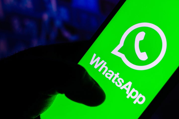 Logo de WhatsApp en un smartphone.