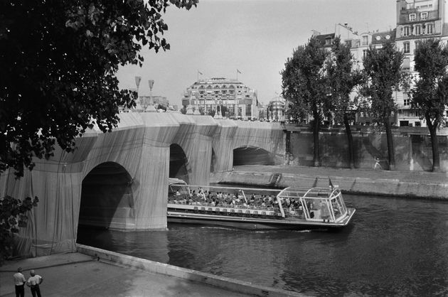 Le Pont-Neuf empaqueté par l'artiste Christo à Paris, le 21 septembre 1985.