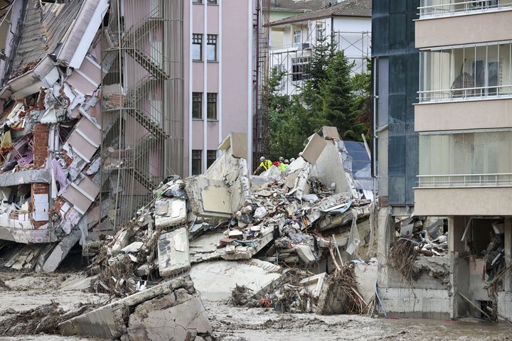 Στην επαρχία Κασταμονή κατέρρευσε ένα οκταώροφο κτίριο