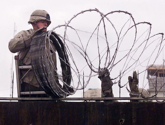 Un soldat américain sécurise l'ambassade américaine de Kaboul, le 11 janvier 2002