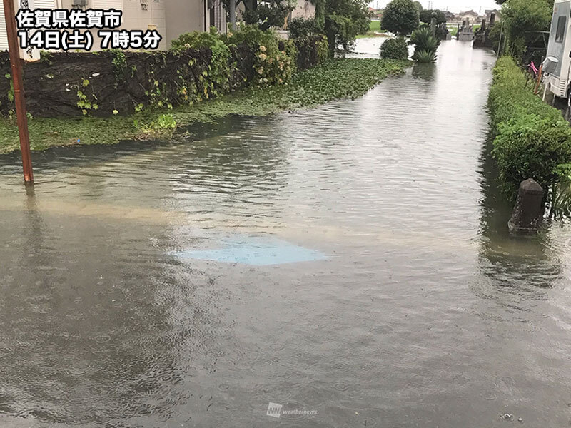 冠水した道路 歩く トップ サンダル