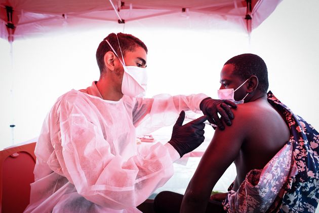 La Direction générale de la Santé a confirmé que les Français éligibles à une troisième dose de vaccin contre le covid-19 ne perdront pas leur pass sanitaire durant le moment précédent l'injection de cette dose de rappel (photo d'illustration prise fin juillet à Villetaneuse, en Seine-Saint-Denis).