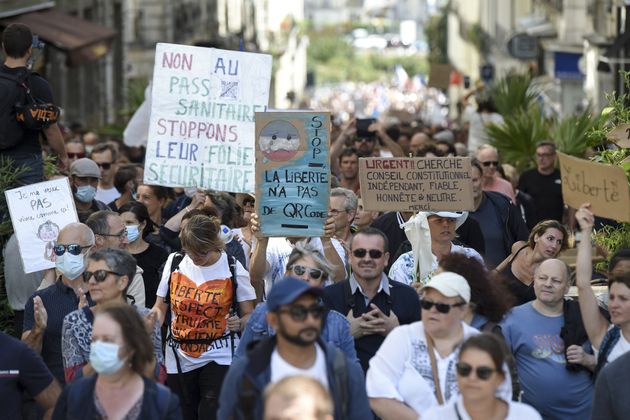 À mesure que le mouvement d'opposition au pass sanitaire multiplie les manifestations, plusieurs slogans se sont imposés, à partir d'idées complotistes, de récupération de symboles antérieurs ou de références cryptiques (photo d'illustration prise à l'occasion de la manifestation nantaise du 7 août contre le pass sanitaire).