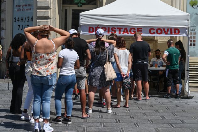 Face à l'afflux de demandes de tests antigéniques en pharmacie avant le weekend du 15 août, la plateforme permettant aux pharmaciens de générer les QR codes pour le pass sanitaire connaît des ratés (photo d'illustration prise à Montpellier le 9 août).