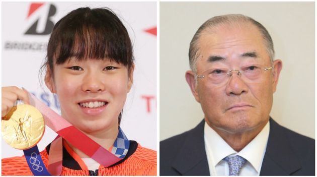 東京五輪の金メダルを掲げる入江聖奈選手（左）と張本勲氏