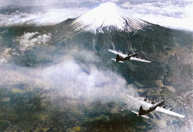 富士山上空を飛行するB-29