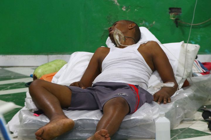 ハイチ南西部のレ・カイ総合病院に搬送され、ベッドに横たわる被災者
