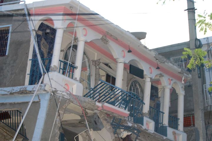 南西部レ・カイのホテルも建物が大きく崩れて損壊した