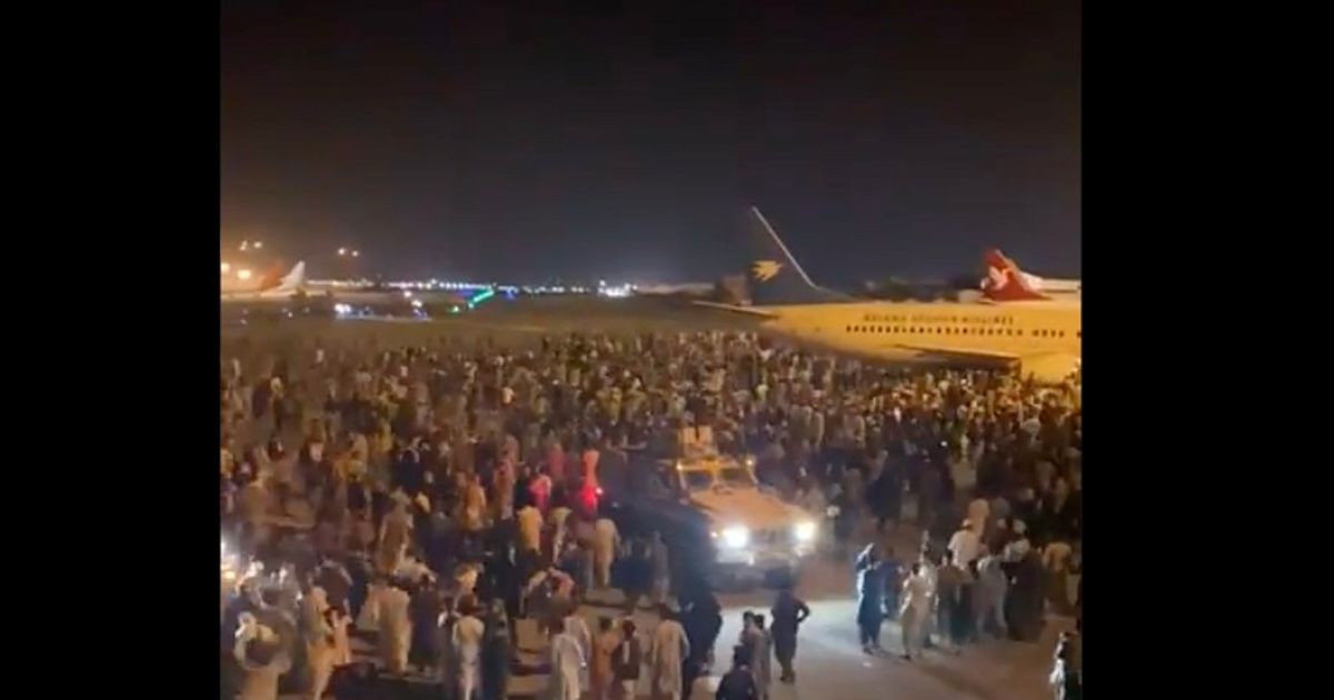カブールの空港に人々が殺到。アフガニスタンから脱出を求め混乱状態に（動画）