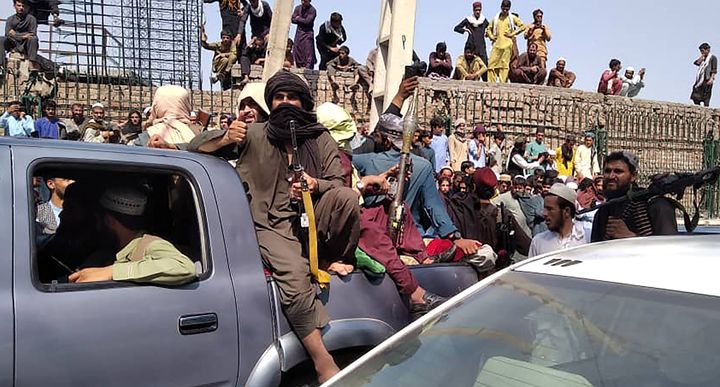 アフガニスタン東部ジャララバードに入った反政府勢力タリバンの戦闘員ら（8月15日撮影）