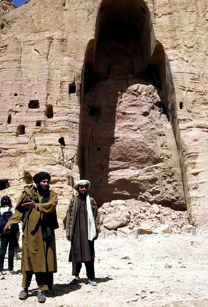 アフガニスタンのバーミヤンで、タリバンによる完全破壊後初めて公開された巨大石仏。破壊前は高さ55メートルあった（2001年03月26日撮影）