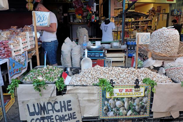 シチリア島のパレルモの市場で売られるカタツムリ（2019年7月31日）