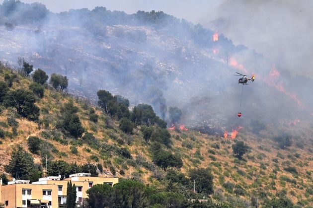 ローマ郊外の街チボリで起きた山火事で、消火作業にあたるヘリコプター（2021年8月13日）