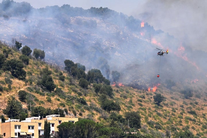 ローマ郊外の街チボリで起きた山火事で、消火作業にあたるヘリコプター（2021年8月13日）