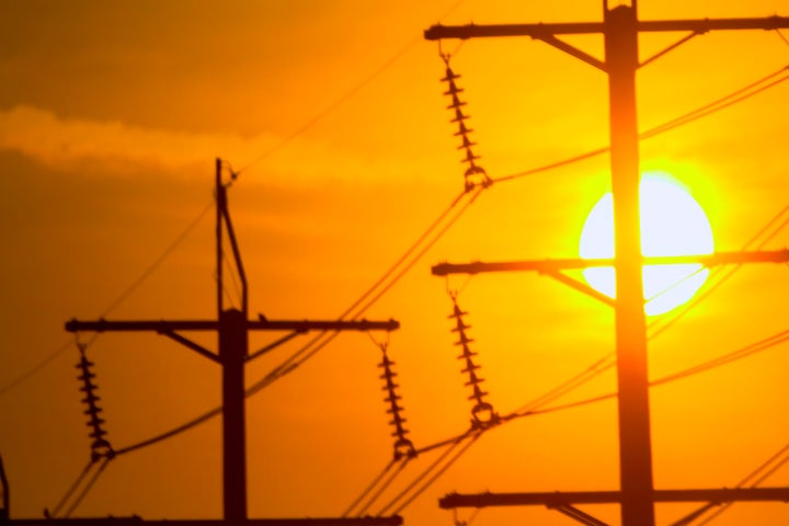 Postes de electricidad.