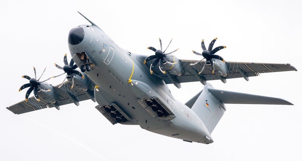 Σκηνές χάους στην Καμπούλ: Κρέμονται από τους τροχούς αεροπλάνου την ώρα της απογείωσης