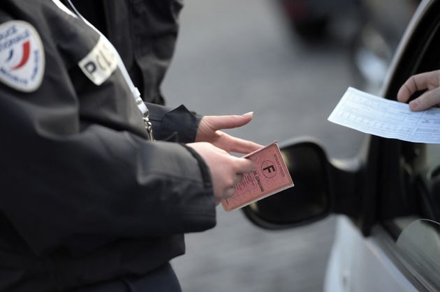 Dans la nuit du 15 au 16 août, à Sains en Seine-Saint-Denis, deux personnes ont été gravement blessées par balles alors qu'elles refusaient de se soumettre à un contrôle de police (photo d'illustration prise en mars 2015 à Paris durant un contrôle de police).