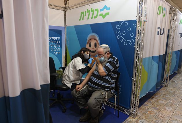 Israël jadis envié pour sa campagne vaccinale, une des plus rapides au monde, est désormais engagé dans une course contre la montre pour éviter de reconfiner face à la progression du Covid-19 menaçant ses services hospitaliers.