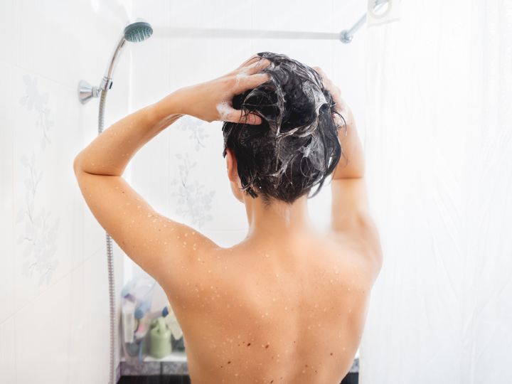 “Hair is a great pollen trap.  By washing your hair when you come home at night, or at least brushing it in the bathroom, you avoid breathing allergens all night long ”, explains Isabelle Bossé.